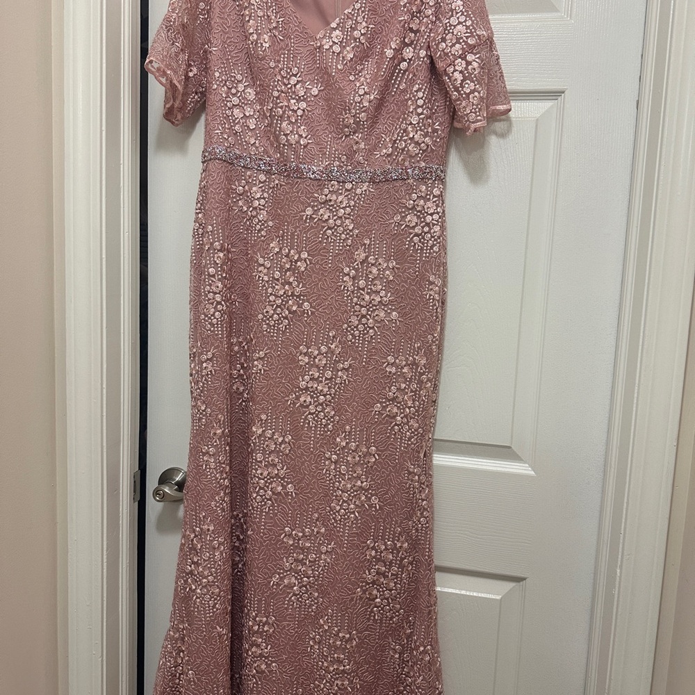 Elegant Rose Pink Lace Evening Dress with Beaded Waist